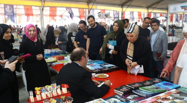 Başkan Özdemir, kitap imzalatmak için kuyruğa girdi
