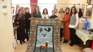 Kartal Belediyesi’nin Halı ve Kilim Kursiyerleri Sertifikalarını Aldı