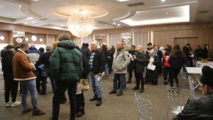 Depremzedelere kan bağışı için birbirleriyle yarıştılar