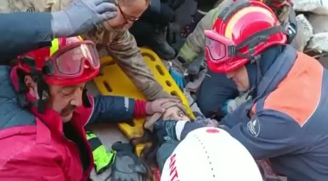 İBB İTFAİYE EKİPLERİ, HATAY’DA 8 YAŞINDAKİ TANEM VE BABASINI KURTARDI