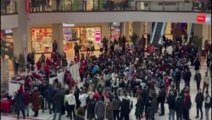 İSTANBUL'DA VATANDAŞLAR, KAN BAĞIŞI İÇİN UZUN KUYRUKLAR OLUŞTURDU