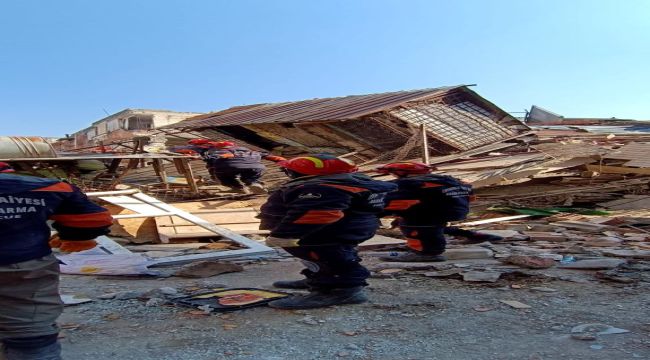 İTFAİYECİLER SOKAK YERİNE ENKAZLARIN ARASINDAN YÜRÜDÜ