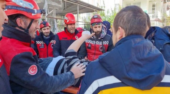 Kartal’dan Giden Arama Kurtarma Ekibi Enkazdan 4 Kişiyi Sağ Çıkardı