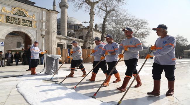Gül suyuyla yıkanan Eyüp Sultan Camii Ramazan'a hazır