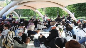 BAKAN YANIK KÂĞITHANELİ ÜRETEN KADINLARLA BİR ARAYA GELDİ