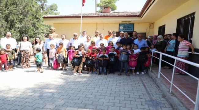 DEPREMZEDE ÖĞRENCİLERİN ÇANTA VE KIRTASİYE MALZEMESİ BAŞKAN YILMAZ’DAN