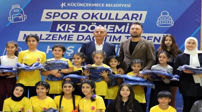 3 BİN 600 ÖĞRENCİYE SPOR MALZEMESİ DAĞITILDI