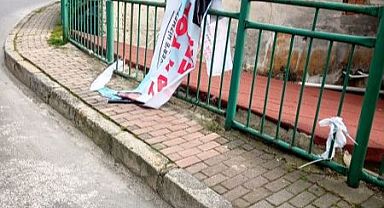 M. Oktay Aksu: ‘Zaferimizin ayak seslerini duyanlar, afişlerimize saldırıyor’