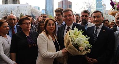 Başkan Oktay Aksu, mazbatasını alarak göreve başladı...