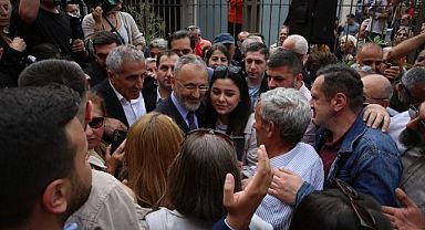 Eyüpsultan Belediyesi önünde coşkulu kalabalık...