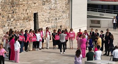 MEME KANSERİ FARKINDALIĞI İÇİN KIZ KULESİNE PEMBE KURDELE...