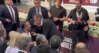 CHP kurultayında kavga! Berhan Şimşek ve Özgür Özel birbirine girdi…