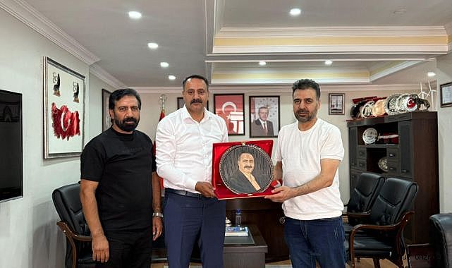 Sevilen Sanatçı Nusret Yıldırım, Başkan Elçi’yi Ziyaret Etti...