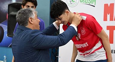 GAZİOSMANPAŞA’DA 23 NİSAN COŞKUSU MASA TENİSİ TURNUVASIYLA YAŞANDI...