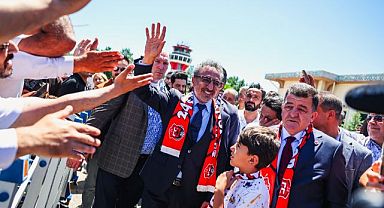 Chobani kurucusu Hamdi Ulukaya, Erzincanspor'a Sponsorluk Desteği Anlaşmasını Resmen İmzalandı...