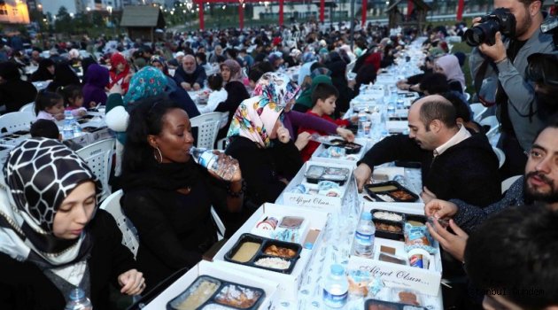 Amerikalı ünlü şarkıcı Della Miles, ilk iftarını Bağcılar’da yaptı