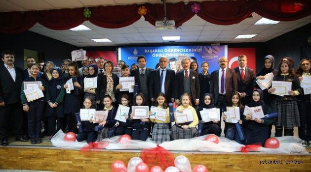Başkan Aydıner Karne Dağıttı