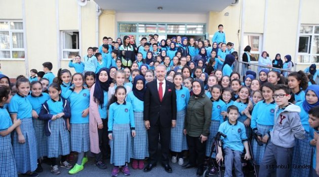 Bayrampaşa’ da Öğrenciler İle Başkan Aydıner’ i Sevgi İle Kucakladılar