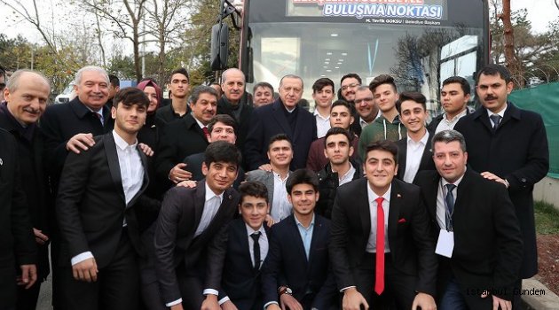ERDOĞAN GENÇLERLE SİMİT YİYİP ŞARKI SÖYLEDİ