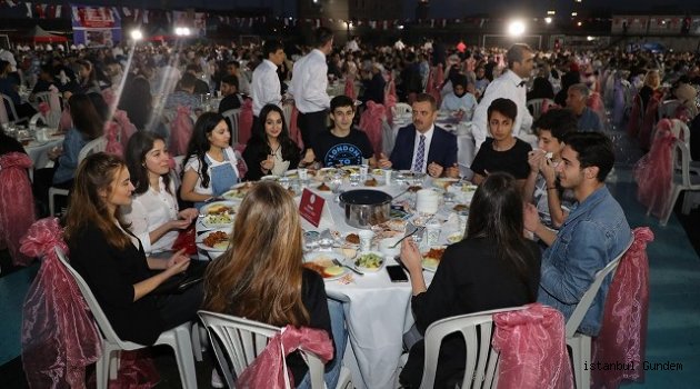 Gaziosmanpaşa'da 5 Bin Lise Öğrencisi Mezuniyet İftarında Buluştu