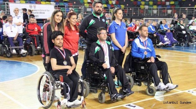 İnternetten Öğrendiği Taktiklerle Engelli Eşini Şampiyon Yaptı