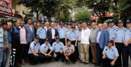 Bağcılar Belediyesi zabıta personeli esnafa ve vatandaşa karanfil dağıttı