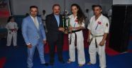 Gaziosmanpaşa AK Parti İlçe Başkanı Pirdal' dan Başarılı Sporculara Plaket