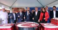 Kağıthane Belediye Başkanı Kılıç Aşure Dağıttı