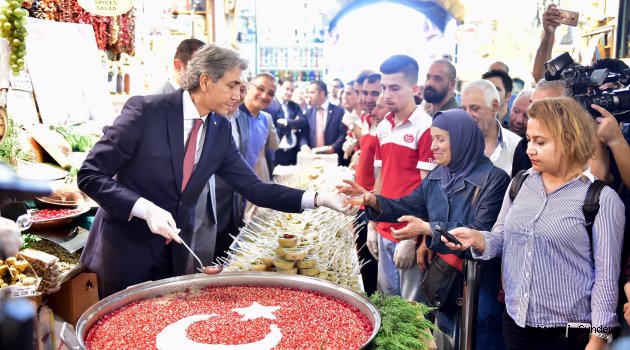 Tarihi Mısır Çarşısı’nda 10 Bin Kişilik Aşure İkramı